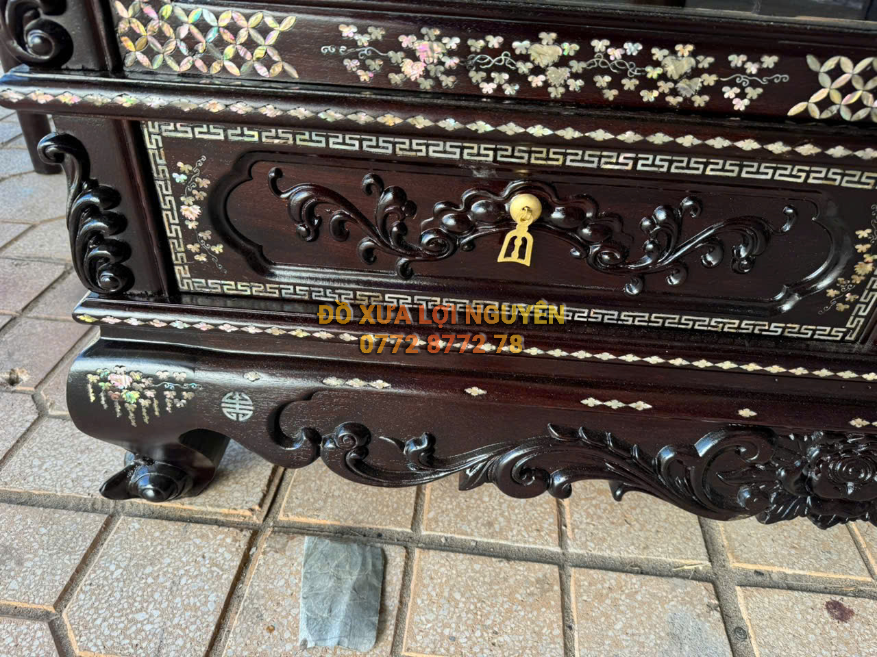 Tủ trưng bày cành hồng cẩn ốc đẹp, gỗ gõ mật