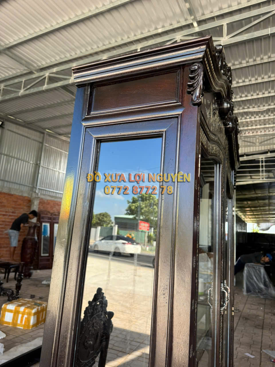 Tủ trưng bày cành hồng cẩn ốc đẹp, gỗ gõ mật