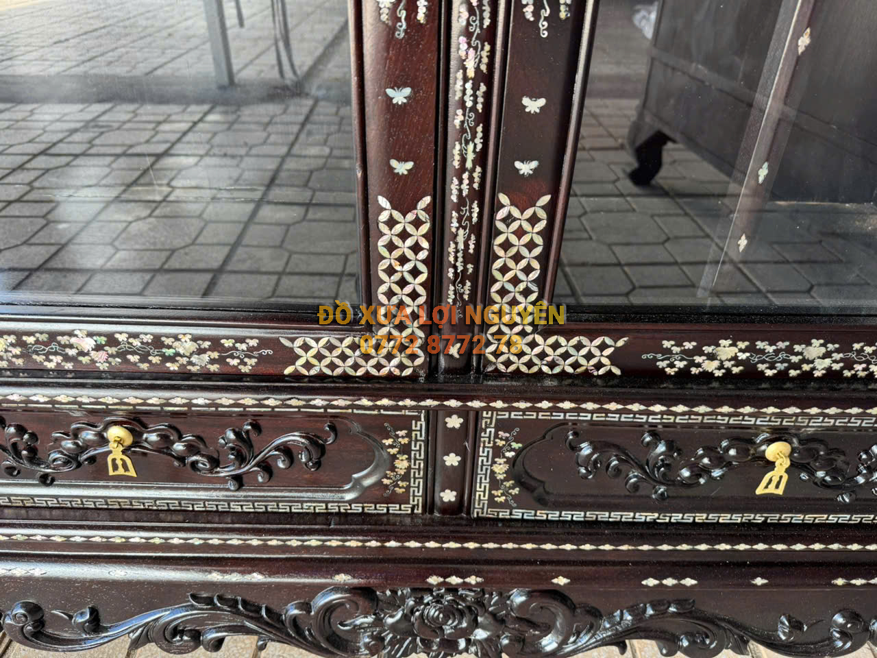 Tủ trưng bày cành hồng cẩn ốc đẹp, gỗ gõ mật