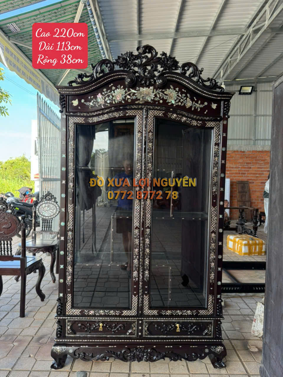 Tủ trưng bày cành hồng cẩn ốc đẹp, gỗ gõ mật